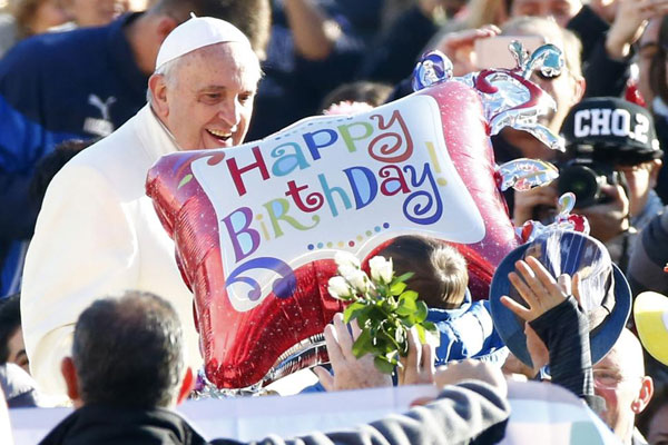 البابا فرنسيس خلال الاحتفال بعيد ميلاده الثامن والسبعين